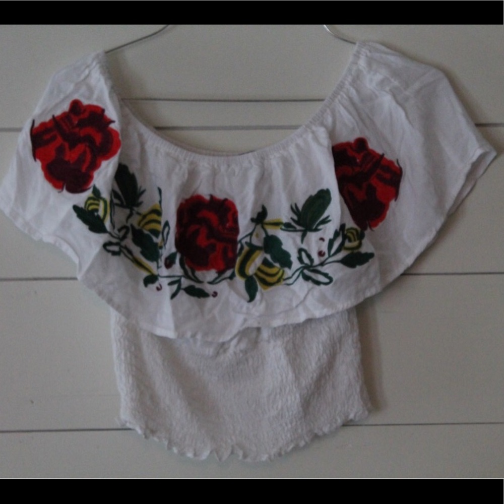 Embroidered ruffle collar crop top